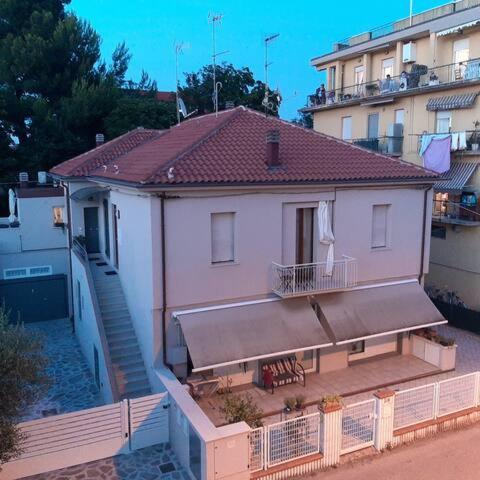Good House- Ampio Appartamento Vicino Al Mare Rimini Exteriör bild